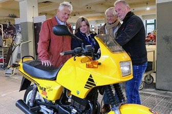 Flair der Produktionszeiten blüht in MZ-Halle wieder auf - Der ehemalige Schlosser Fred Meyer, Museumsmitarbeiterin Dajana Kunze, der frühere Konstruktionsleiter Franz Wolf sowie der einstige Chefkonstrukteur Bernd Baumgartl (von links) beim Fachsimpeln. Hier schauen sie sich eine MZ 500 Country an, in die ein Rotax-Motor integriert war.