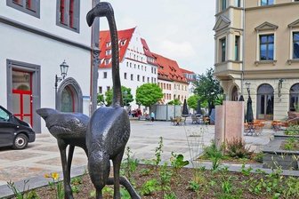 Flamingobrunnen im Zwickauer Zentrum bleibt ein Jahrzehnt lang trocken - Erde statt Wasser: Der Flamingobrunnen ist seit fünf Jahren außer Betrieb und dient derzeit als Hochbeet.
