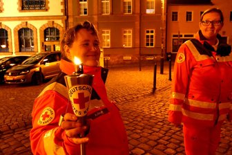 Flamme des Roten Kreuzes erreicht Geringswalde - Anke Ziegert (l.) und Katja Alexandrowitz nahmen in Geringswalde die Fackel entgegen.