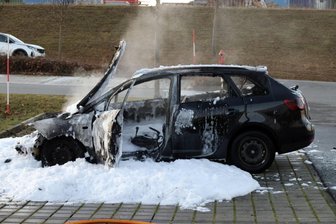 Flammen im Fußraum: Pkw brennt in Chemnitz völlig aus - Am Samstagnachmittag mussten sich ein Fahrer und sein Beifahrer aus einem brennenden Seat retten.