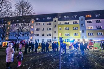 Flammen in einem Keller auf dem Mühlberg in Marienberg: Feuerwehr evakuiert Bewohner dreier Aufgänge - Die Bewohner zweier Aufgänge eines Wohnblocks auf dem Mühlberg wurden von der Feuerwehr vorsorglich evakuiert.