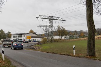 Flammen in Umspannwerk im Erzgebirge: Vier Feuerwehren im Einsatz - Vier Feuerwehren aus der Region sind in der Nacht zum Umspannwerk in Crottendorf ausgerückt.