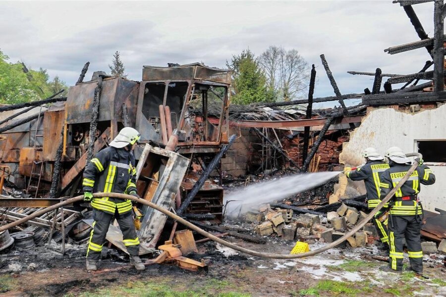 Flammen-Inferno auf Bauernhof in Bernsdorf: Warum der Ostwind eine Katastrophe verhindert hat - Die Feuerwehrleute aus Bernsdorf waren auch am Mittwochvormittag noch im Einsatz.