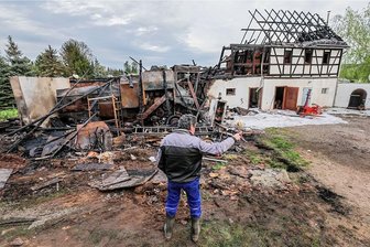 Flammen-Inferno auf Bauernhof in Bernsdorf: Wie es für Landwirt Jörg Reuter weitergeht - Landwirt Jörg Reuter steht vor den Resten der abgebrannten Scheune. 