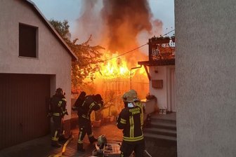 Flammen schlagen aus Modellbauer-Werkstatt -