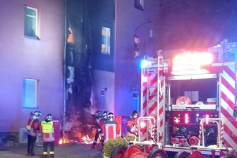 Flammen schlagen vor Fenster in Crimmitschau hoch: „Ich dachte zuerst an einen Einbrecher“ - Bis in die frühen Morgenstunden löschten die Crimmitschauer Kameraden das Feuer an dem Mehrfamilienhaus an der Zwickauer Straße in Crimmitschau. Zwei Wohnungen sind unbewohnbar.