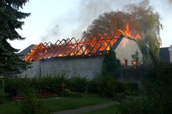 Flammen vernichten Pfarrscheune in Bockendorf - Gegen 6 Uhr ist am Montagrüh ein Feuer in der Pfarrscheune im Hainichener Ortsteil Bockendorf ausgebrochen. Das Fachwerkhaus brannte lichterloh.