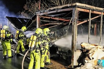 Flammen zerstören drei Autos - Von den Fahrzeugen blieben nur Wracks übrig.