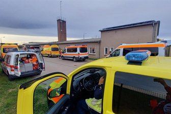 Flammen zerstören Landmaschine in Crimmitschau: Schaden beläuft sich auf 150.000 Euro - Neben der Feuerwehr war auch das DRK mit mehreren Einsatzwagen vor Ort.