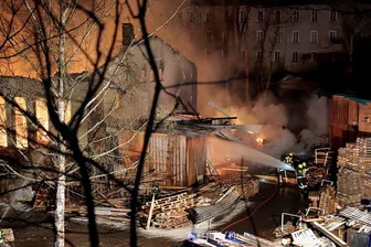 Flammen zerstören Sägewerk Wilischthal - Das Sägewerk Wilischthal ist in der Nacht zum Mittwoch vollständig niedergebrannt. Beim Eintreffen der Feuerwehr stand das Gebäude im Drebacher Ortsteil bereits in Flammen. Brandursache und Schadenshöhe sind noch nicht bekannt.