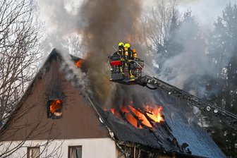 Flammen zerstören Wohnhaus in Mittweida – Hinweis auf Brandursache gefunden - Dichter Rauch und Flammen steigen aus dem brennenden Wohnhaus im Mittweidaer Ortsteil Frankenau auf.