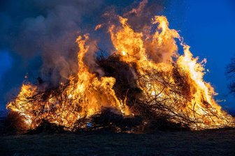 Flammendes Fest: Die schönsten Bilder von den Osterfeiern rund um Freiberg und Flöha - In Schönerstadt brannte eines der ersten Osterfeuer in diesem Jahr.