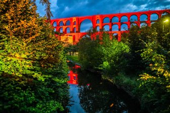 Flammendes Rot als Hilfeschrei: Vogtland-Veranstalter protestieren - Die Göltzschtalbrücke in Netzschkau.