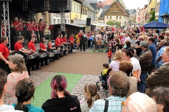 Flanieren, shoppen und Spaß haben - Das Fanfaren- und Trompetenkorps Zschopautal sorgte beim Shoppingtag 2011 in der Rochlitzer Weberstraße für Stimmung.