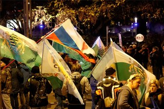 Flaschenwurf bei Montagsprotest in Chemnitz: Staatsanwaltschaft ermittelte wegen versuchten Mordes - Seit vielen Monaten ziehen in Chemnitz Anhänger von Verschwörungserzählungen und extrem rechter Gruppierungen montags durch die Innenstadt. Bei einem dieser Umzüge gab es einen Vorfall, den die Justiz als versuchten Mord wertete.