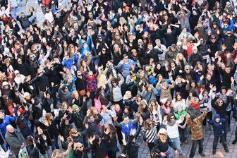 Flashmob in Chemnitz: Hunderte tanzen "Gangnam Style" - Beim Flashmob tanzten ab 15 Uhr hunderte Chemnitzer den "Gangnam Style" auf dem Markt.