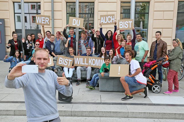 Flashmob in Zwickau: Was macht das Sofa vor dem Rathaus? - 
