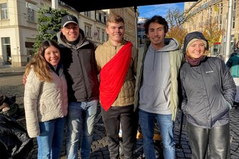 Flashmob: Warum junge Amerikaner plötzlich auf dem Plauener Postplatz tanzen - Wollen auch am nächsten Freitag nochmal am Tunnel tanzen: Andrea, Pfarrer Matthias Teppner, Sam, Nathan und Greta.