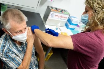Flaute am Impfbus: Von 200 Dosen nur 31 genutzt - Bernd Seifert (61) aus Auerbach lässt sich mit Biontech von Babette Singer impfen. 