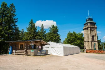 Flaute bei beliebtem Ausflugsziel im Erzgebirge: Auf Auersberg sind alle bis Jahresende geplanten Veranstaltungen abgesagt - Das Festzelt, das für Veranstaltungen auf dem Auersberg angeschafft wurde, soll verschwinden und verkauft werden.
