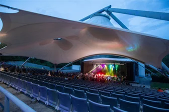 Flaute im Plauener Parktheater: Besucherzahlen deutlich eingebrochen - Wenig los: eines der wenigen Sommer-Events im Plauener Parktheater.