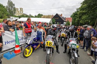 Flaute im Veranstaltungskalender in Waldenburg: Nach Parkkunst „Art im Park“ fällt weiteres Besuchermagnet weg - Das Bergbrennen im Waldenburger Ortsteil Franken war in der Vergangenheit ein Besuchermagnet. Vize-Vereinschef Marcus Gräßler (mit der Warnweste) hat in diesem Jahr aufgrund von personellen Engpässen die Reißleine gezogen.