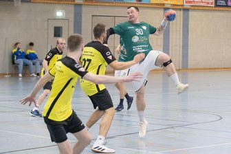 Flaute nach der Pause: Claußnitzer Handballer scheiden aus Regionspokal aus - Der Claußnitzer Martin Fischer (r.), hier im Punktspiel in Annaberg-Buchholz, schied mit seinem Team aus dem Regionspokal aus.