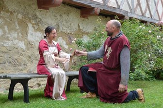 Fledermäuse im Bauch: Der Tipp für Singles auf Schloss Rochsburg - „Fledermäuse im Bauch“ auf Schloss Rochsburg: Ritter Ronny trifft Burgfräulein Anna.