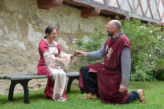 „Fledermäuse im Bauch“: Singles treffen sich auf der Rochsburg zum Valentinstag - Wie Menschen einst umeinander warben, ist beim Single-Abend auf der Rochsburg zu erleben.