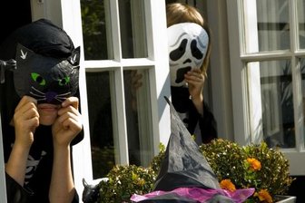 Fledermaus und Plüschspinne: Halloween-Kostüme zum Selbermachen - Gruselige Halloweenmasken sind schnell gemacht: Kinder können sie sich zum Beispiel aus Eierkartons basteln