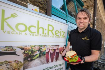 Fleisch ist hier tabu: Vogtländischer Gastronom setzt auf veganes und vegetarisches Catering - Enrico Todt ist nicht nur Inhaber der Gaststätte „Zum Holzfäller“ in Mehltheuer, sondern auch Betreiber eines veganen und vegetarischen Cateringservices.