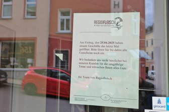 Fleisch und Wurst sind aus: Direktvermarkter im Erzgebirge schließt sämtliche Filialen - Unverhofftes Ende: Zuletzt informierte ein Aushang die Kundschaft über das Ende der Regiofleisch-Kette.