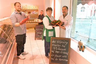 Fleischerei Memmendorf: Ein Laden in Freiberg schließt, einer öffnet wieder - Das Team der Agrargenossenschaft Memmendorf bereitet die Wiedereröffnung an der Berthelsdorfer Straße in Freiberg vor. Von links: Fleischermeister Holm Gehmlich, Köchin Yvonne Schneider, Fleischereifachverkäuferin Jana Mauersberger und Vorstandsvorsitzender Maxim Steinhardt.