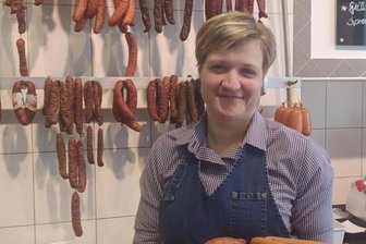 Fleischermeisterin schaut selten auf die Uhr - Susann Bergmann führt die einzige Fleischerei in Freiberg. Rund 60 Sorten Wurst stellt sie mit ihrem Team her.