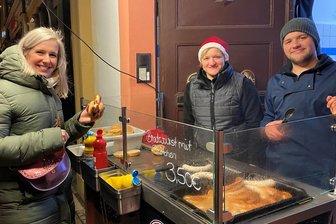 Fleischermeisterin Susann Bergmann aus Freiberg: Neue berufliche Herausforderung in Dresden - Fleischermeisterin Susann Bergmann (M.) aus Freiberg – hier am vorigen Wochenende beim Verkauf von Bratwürsten – verkauft am Sonntagnachmittag Schinken.