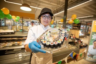 Fleischkäse, Pizza und jetzt auch asiatische Feinkost: Im Globus-Markt in Weischlitz gibt es jetzt eine Sushi-Bar - Kim Hao Dresche sorgt an der neuen Sushi-Bar ab sofort für das frische Sortiment.