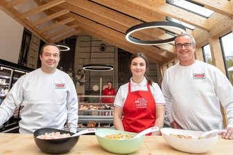 Fleischsalat, Knoblauchgurke, Räucherkäse: Plauener Traditionsfirma Schmidt eröffnet neuen Feinkostladen - Freuen sich, dass es mit ihrem neuen Feinkostladen endlich losgeht: Stephan, Alena und Ralph Schmidt (von links).