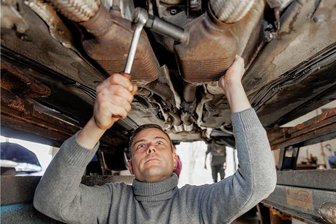 Flex an - Katalysator weg: Große Sorge geht bei den Autobesitzern im Erzgebirge um - Danny Schmidt vom Fahrzeugservice Schmidt in der Kreisstadt zeigt, wo bei älteren Modellen ein Katalysator verbaut ist. 