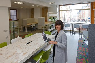 Flexibel mietbare Arbeitsplätze auf der Hohenstein-Ernstthaler Weinkellerstraße sollen Homeoffice-Ersatz werden - Janine Lahr, Inhaberin von „HOTspot Coworking“, vermietet Büroarbeitsplätze auf Zeit.