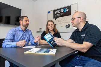 Flexible Arbeitsplätze fürs Göltzschtal: Welche Zukunft haben die Coworking-Spaces in Auerbach und Falkenstein? - Beratung zum Projektstart der Coworking Spaces im Konferenzraum in Falkenstein: Christian Günther vom Städteverbund Göltzschtal, Vanessa Röger und Nikos Kanonis vom Projektpartner Worqs.