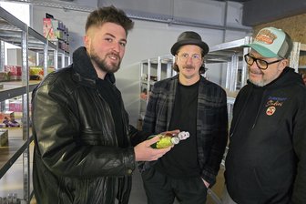 Flexible Lager statt Garage: Neues Geschäftsmodell in Crimmitschau boomt - Arthur Huber (l.) ist von den flexiblen Lagermöglichkeiten begeistert. Hier im Gespräch mit Tadeusz Pauer, Chef der Zurkraft-Studios, und David Kühnler von der Firma DK-Projekt (r.).