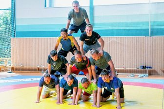 Flexibler durch vier Zugänge - Während ihres Trainingslager im Vorfeld versuchten die Gelenauer Ringer auch so manches Kunststück.