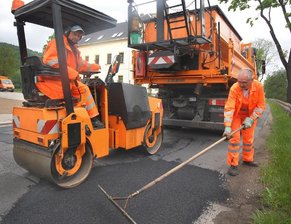 Flick-Kolonnen stopfen Löcher - 
              <p class="artikelinhalt">Mitarbeiter der Straßenmeisterei Zöblitz haben am Montag auf der Grünthaler Straße in Olbernhau Winterschäden beseitigt. Straßenwärter Werner Wittig (rechts) verteilte das Bitumengemisch. Danach wurde es von Marthl Mühl mit der Walze geglättet und verdichtet. </p>
            