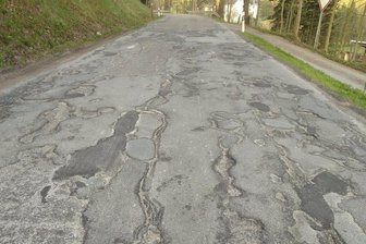 Flickenteppich: Frust im Sehmatal wächst - Straßenschäden auf der S 266 am Ortsausgang Cranzahl - Neudorf.