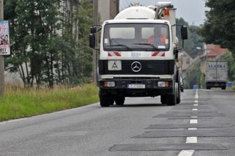 Flickenteppich ärgert Autofahrer - 
              <p class="artikelinhalt">In der Ortslage Cunersdorf ist der Mittelstreifen der Staatsstraße 277 nach dem Ausbessern der Winterschäden zur Huckelpiste geworden. Autofahrer halten die Straßenreparatur für unsachgemäß ausgeführt. Die zuständige Behörde verteidigt den "Flickenteppich". </p>
            