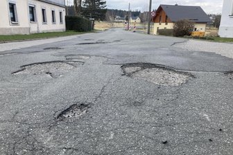 Flickenteppich und kein Ende? So geht es weiter mit der wohl schlechtesten Kreisstraße im Oberen Vogtland - Schlagloch reiht sich an Schlagloch in der Ortsdurchfahrt Hammerbrücke. Wann grundhaft gebaut wird, steht in den Sternen.