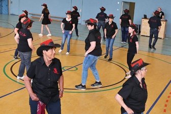 Fliegende Falken feiern Jubiläum - Der Cowboyhut gehört zum klassischen Linedance-Look - so auch bei den Flying Hawks.l