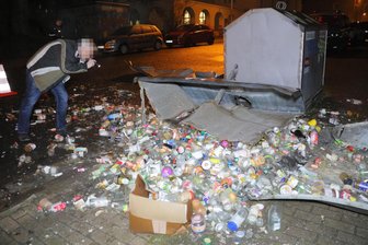 Fliegende Flaschen und Einmachgläser: Unbekannte jagen Glascontainer in Chemnitz in die Luft - Das Trümmerfeld um den gesprengten Glascontainer an der Hans-Sachs-Straße.