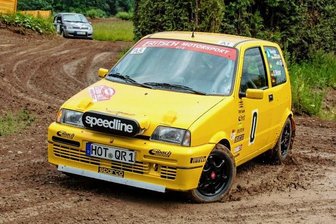 Fliegende Mopeds und driftende Autos - Sven Weber vom AMC Annaberg-Buchholz flitzte mit seinem kleinen gelben Fiat über die zwischenzeitlich aufgeweichte Crossstrecke.