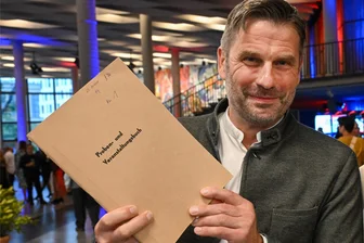 Fliegende Schnuller und Muttis schicke Kleider: Was Chemnitzer Prominente mit der Stadthalle verbinden - Ralf Schulze ist Geschäftsführer der C3-Veranstaltungszentren und damit Chef der Stadthalle. In den Händen hält er ein Proben- und Veranstaltungsbuch aus den ersten Wochen der Stadthalle im Jahr 1974.
